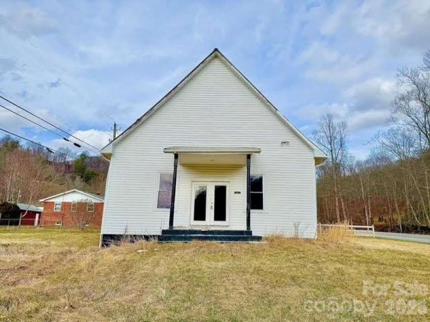 6367 NC 261 Highway, Bakersville, NC 28705.  MLS# CAR4354167, YatesRealty ID 3112. 