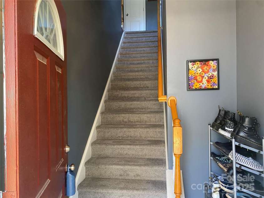 7224 Michaels Landing Drive, Charlotte, NC 28262.  MLS# CAR4283823, YatesRealty ID 31120. Entry