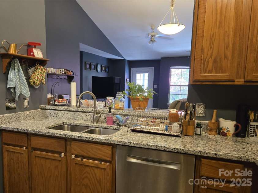 7224 Michaels Landing Drive, Charlotte, NC 28262.  MLS# CAR4283823, YatesRealty ID 31120. Kitchen