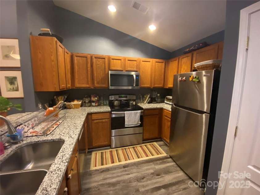 7224 Michaels Landing Drive, Charlotte, NC 28262.  MLS# CAR4283823, YatesRealty ID 31120. Kitchen with granite counters and LVP flooring