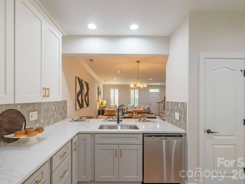 9323 Bonnie Briar Circle, Charlotte, NC 28277.  MLS# CAR4394337, YatesRealty ID 31123. 