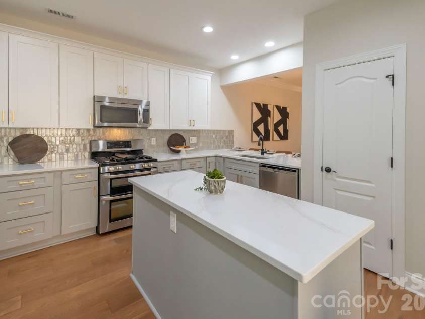 9323 Bonnie Briar Circle, Charlotte, NC 28277.  MLS# CAR4394337, YatesRealty ID 31123. 