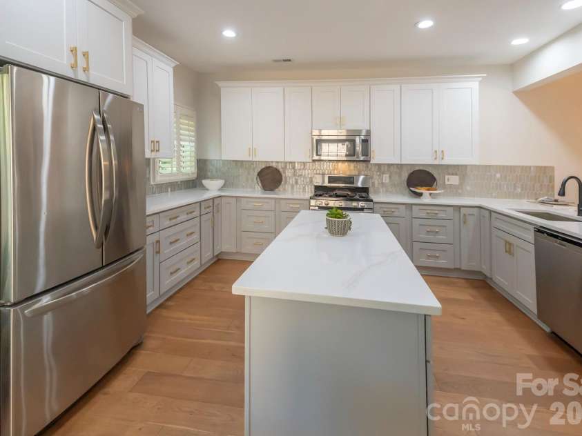 9323 Bonnie Briar Circle, Charlotte, NC 28277.  MLS# CAR4394337, YatesRealty ID 31123. 