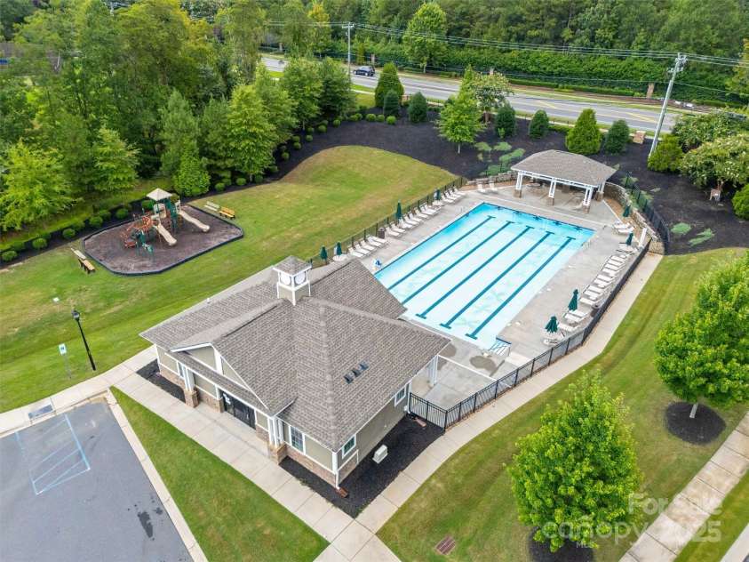 16928 Alydar Commons Lane, Charlotte, NC 28278.  MLS# CAR4289485, YatesRealty ID 31124. Community amenity center with clubhouse, pool and playground