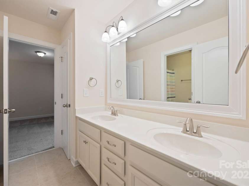 16928 Alydar Commons Lane, Charlotte, NC 28278.  MLS# CAR4289485, YatesRealty ID 31124. Jack-n-jill bath upstairs