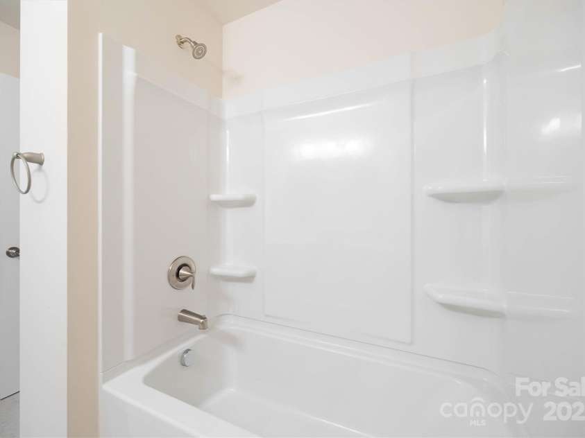 16928 Alydar Commons Lane, Charlotte, NC 28278.  MLS# CAR4289485, YatesRealty ID 31124. Upstairs tub