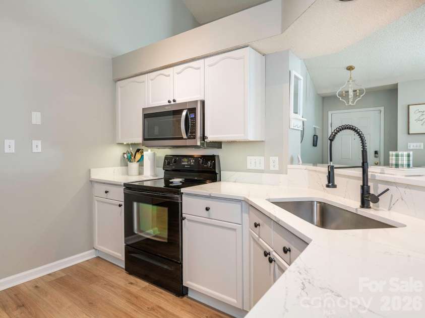 3930 Huntmeadow Drive, Charlotte, NC 28269.  MLS# CAR4387063, YatesRealty ID 31125. Kitcehn with serving window