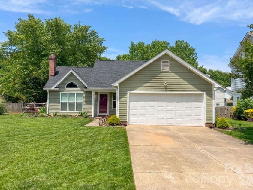 3930 Huntmeadow Drive, Charlotte, NC 28269.  MLS# CAR4387063, YatesRealty ID 31125. Move-in ready! This home awaits!