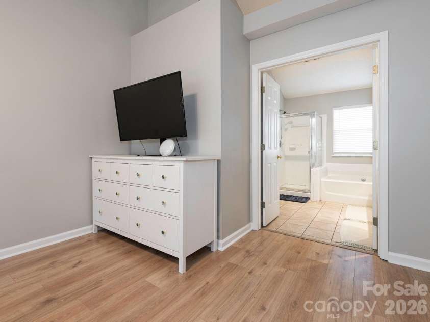3930 Huntmeadow Drive, Charlotte, NC 28269.  MLS# CAR4387063, YatesRealty ID 31125. Primary Ensuite Bath