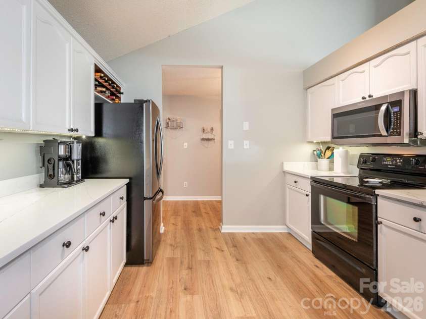 3930 Huntmeadow Drive, Charlotte, NC 28269.  MLS# CAR4387063, YatesRealty ID 31125. You will love the bright and spacious kitchen