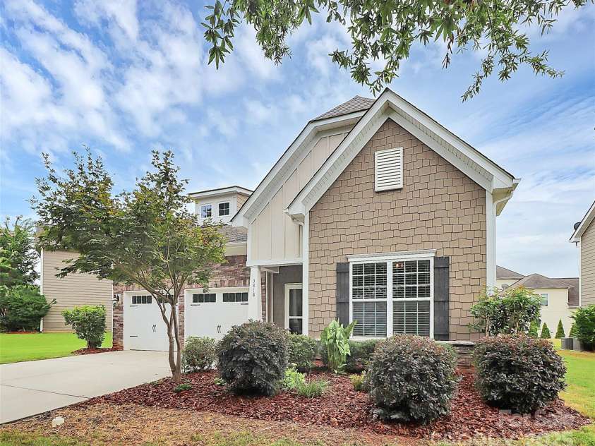 3818 Franklin Meadows Drive, Matthews, NC 28105.  MLS# CAR4288289, YatesRealty ID 31128. 