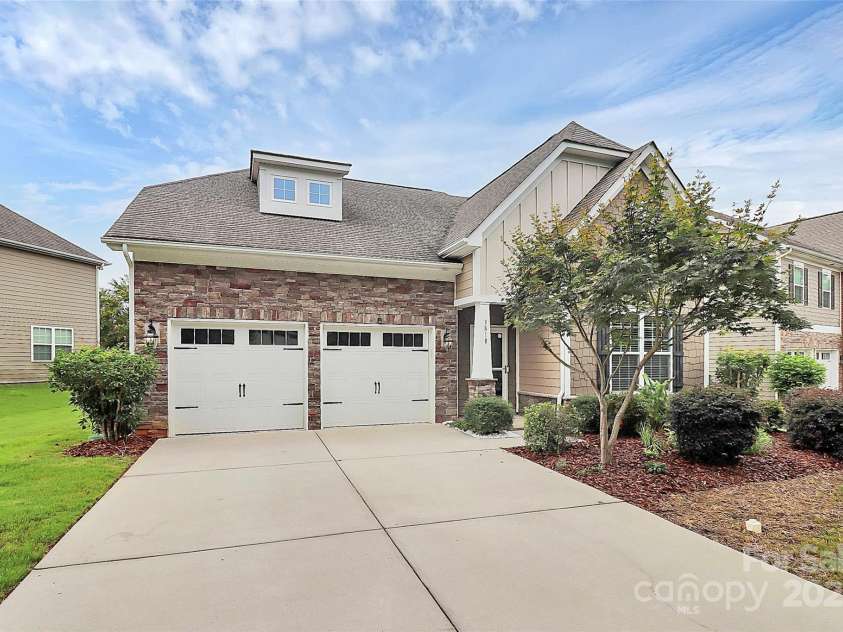 3818 Franklin Meadows Drive, Matthews, NC 28105.  MLS# CAR4288289, YatesRealty ID 31128. 