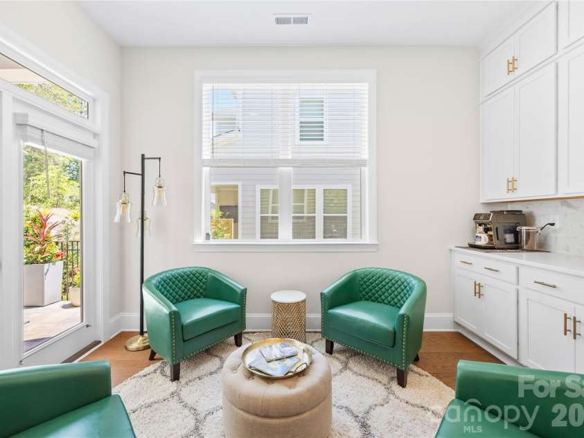 1368 Cedardale Lane, Denver, NC 28037.  MLS# CAR4391395, YatesRealty ID 31129. Breakfast Seating area with Breakfast Bar