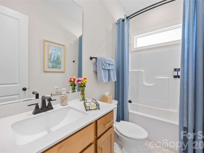 1368 Cedardale Lane, Denver, NC 28037.  MLS# CAR4391395, YatesRealty ID 31129. Full Guest Bath
