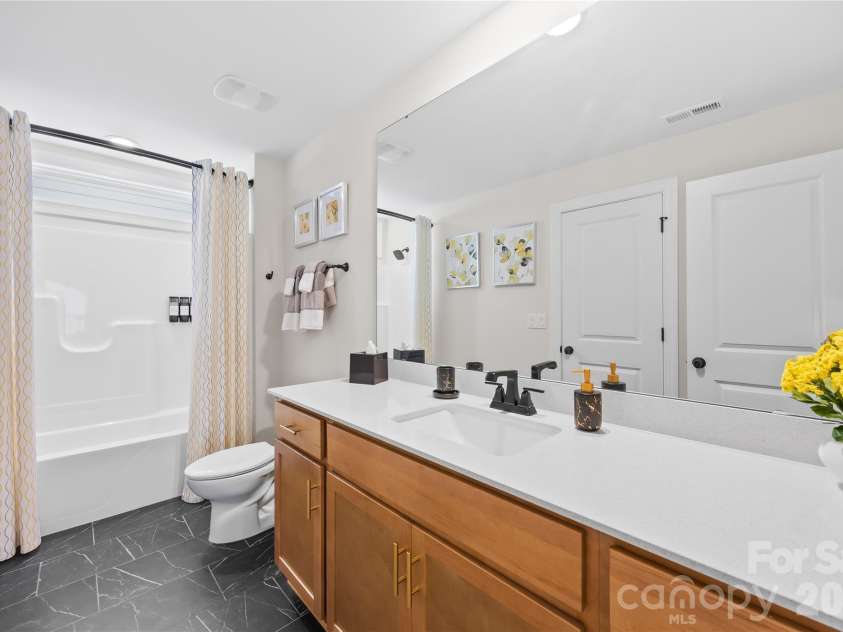 1368 Cedardale Lane, Denver, NC 28037.  MLS# CAR4391395, YatesRealty ID 31129. Full Guest Bathroom #2 Upstairs