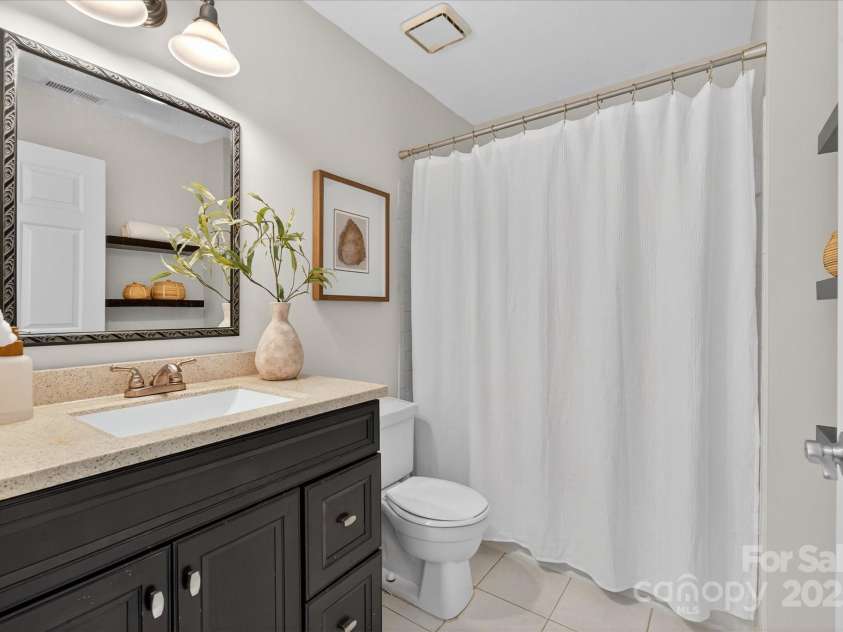 424 Mather Green Avenue, Charlotte, NC 28203.  MLS# CAR4283876, YatesRealty ID 31130. Full Primary Bathroom