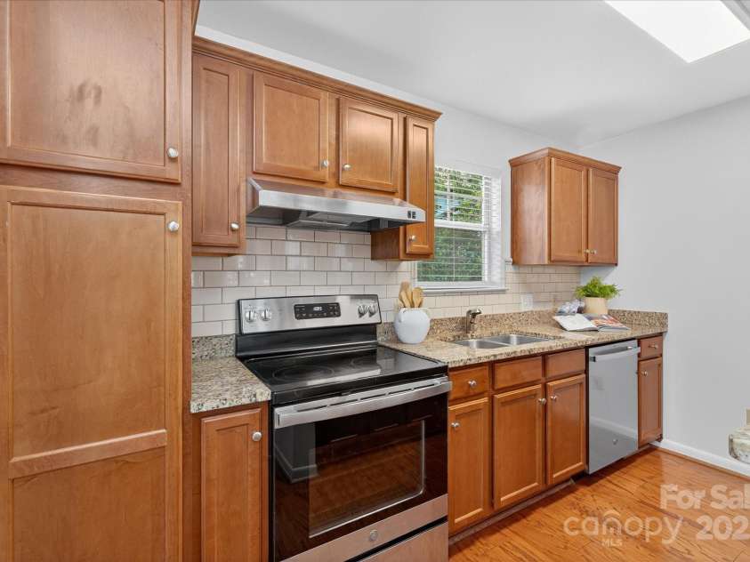 424 Mather Green Avenue, Charlotte, NC 28203.  MLS# CAR4283876, YatesRealty ID 31130. Galley-style Kitchen