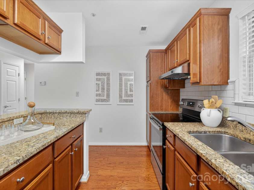 424 Mather Green Avenue, Charlotte, NC 28203.  MLS# CAR4283876, YatesRealty ID 31130. Galley-Style kitchen