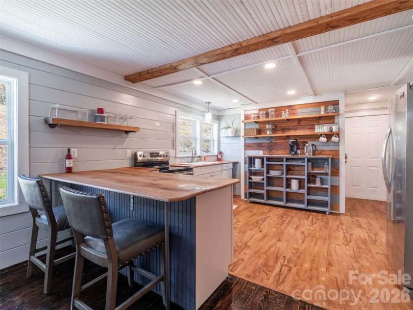 70 Vintage Place, Canton, NC 28716.  MLS# CAR4363944, YatesRealty ID 31132. Kitchen island