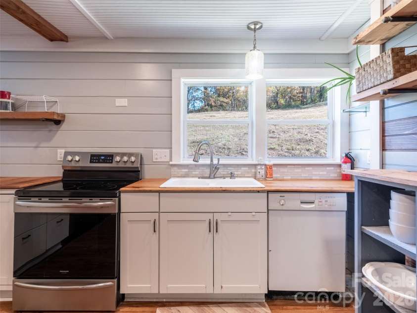 70 Vintage Place, Canton, NC 28716.  MLS# CAR4363944, YatesRealty ID 31132. Simple classic kitchen