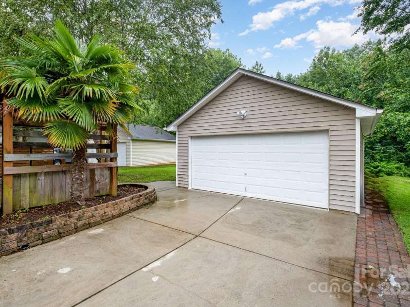 10974 Heritage Green Drive, Cornelius, NC 28031.  MLS# CAR4282858, YatesRealty ID 31134. 2 car garage