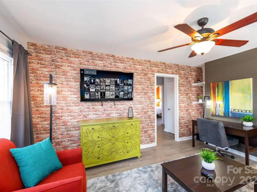 3337 Washburn Avenue, Charlotte, NC 28205.  MLS# CAR4290640, YatesRealty ID 31140. Entry/Den