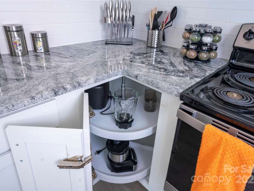 3337 Washburn Avenue, Charlotte, NC 28205.  MLS# CAR4290640, YatesRealty ID 31140. Kitchen