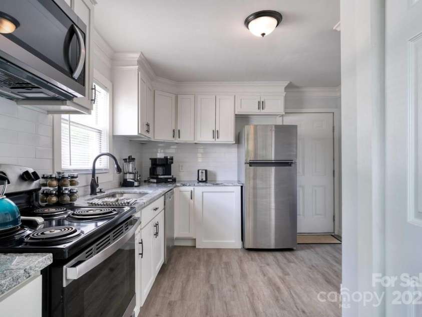 3337 Washburn Avenue, Charlotte, NC 28205.  MLS# CAR4290640, YatesRealty ID 31140. Kitchen