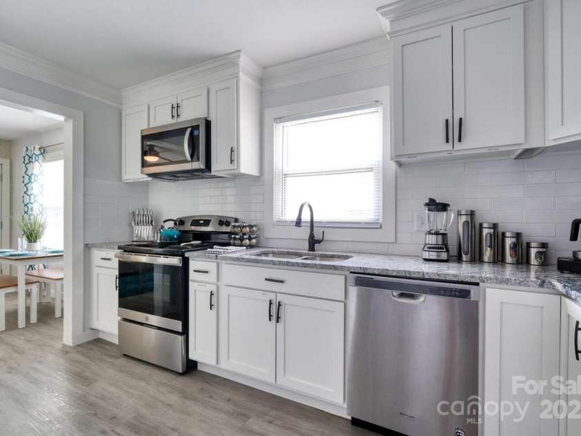 3337 Washburn Avenue, Charlotte, NC 28205.  MLS# CAR4290640, YatesRealty ID 31140. Kitchen