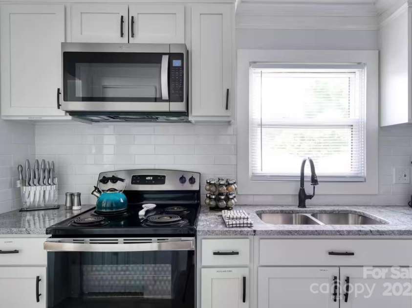 3337 Washburn Avenue, Charlotte, NC 28205.  MLS# CAR4290640, YatesRealty ID 31140. Kitchen