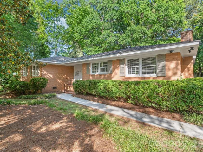 1612 Redcoat Drive, Charlotte, NC 28211.  MLS# CAR4392335, YatesRealty ID 31141. 