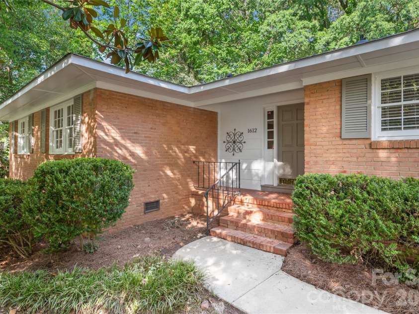 1612 Redcoat Drive, Charlotte, NC 28211.  MLS# CAR4392335, YatesRealty ID 31141. 