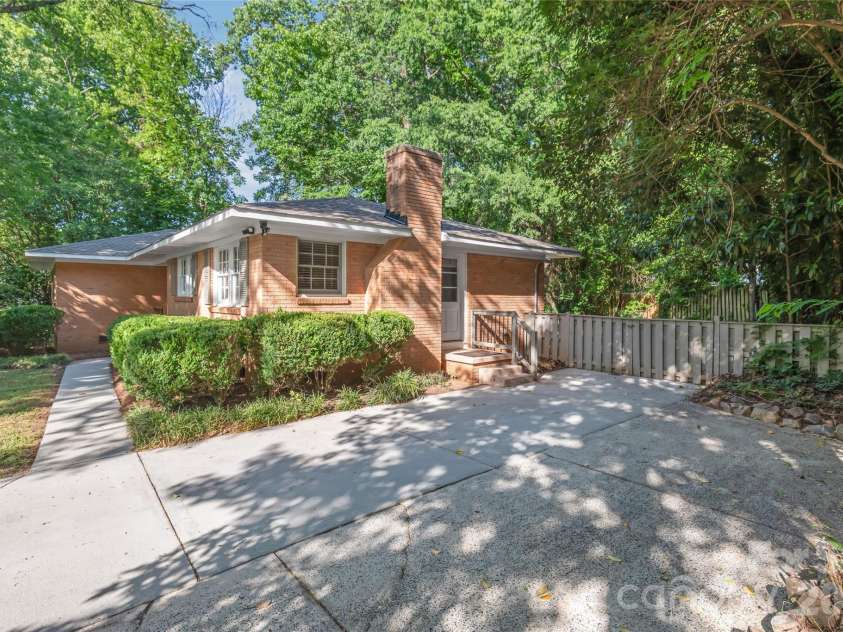 1612 Redcoat Drive, Charlotte, NC 28211.  MLS# CAR4392335, YatesRealty ID 31141. 