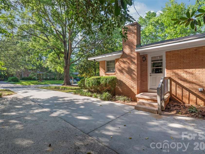 1612 Redcoat Drive, Charlotte, NC 28211.  MLS# CAR4392335, YatesRealty ID 31141. 