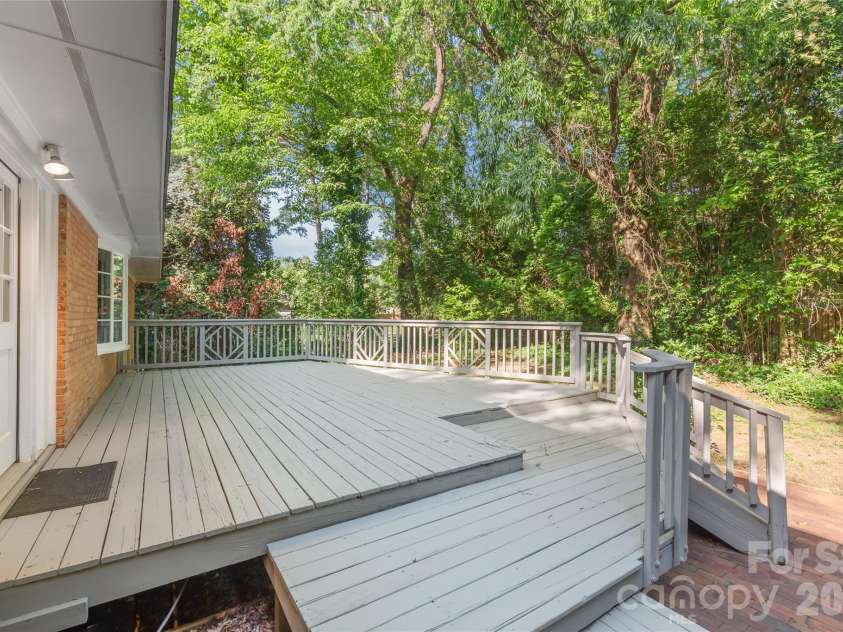 1612 Redcoat Drive, Charlotte, NC 28211.  MLS# CAR4392335, YatesRealty ID 31141. 