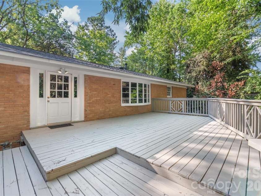 1612 Redcoat Drive, Charlotte, NC 28211.  MLS# CAR4392335, YatesRealty ID 31141. 
