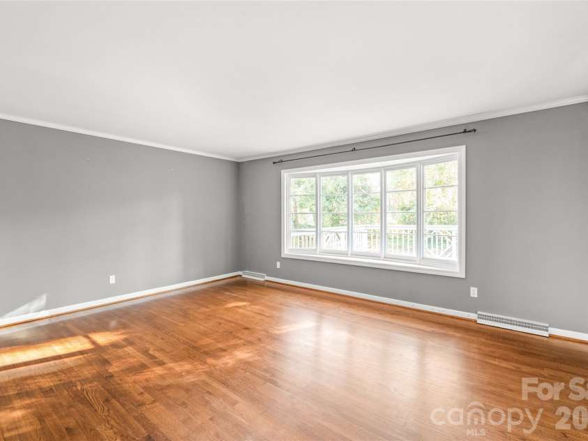 1612 Redcoat Drive, Charlotte, NC 28211.  MLS# CAR4392335, YatesRealty ID 31141. 