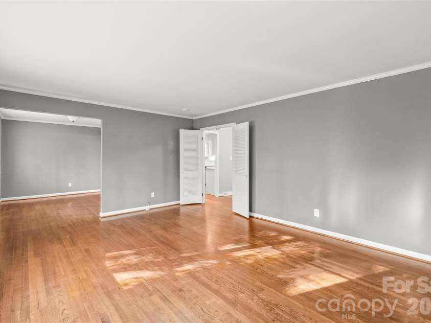 1612 Redcoat Drive, Charlotte, NC 28211.  MLS# CAR4392335, YatesRealty ID 31141. 