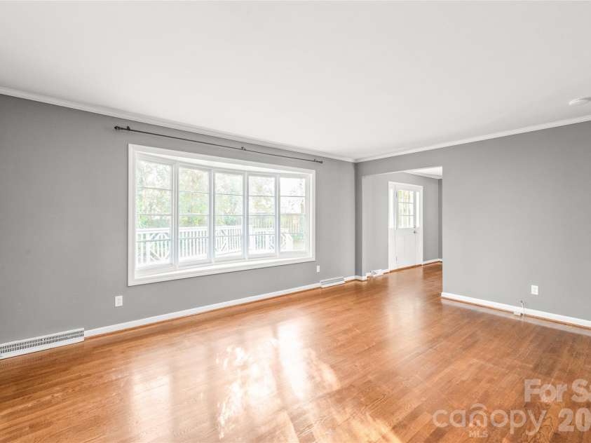 1612 Redcoat Drive, Charlotte, NC 28211.  MLS# CAR4392335, YatesRealty ID 31141. 