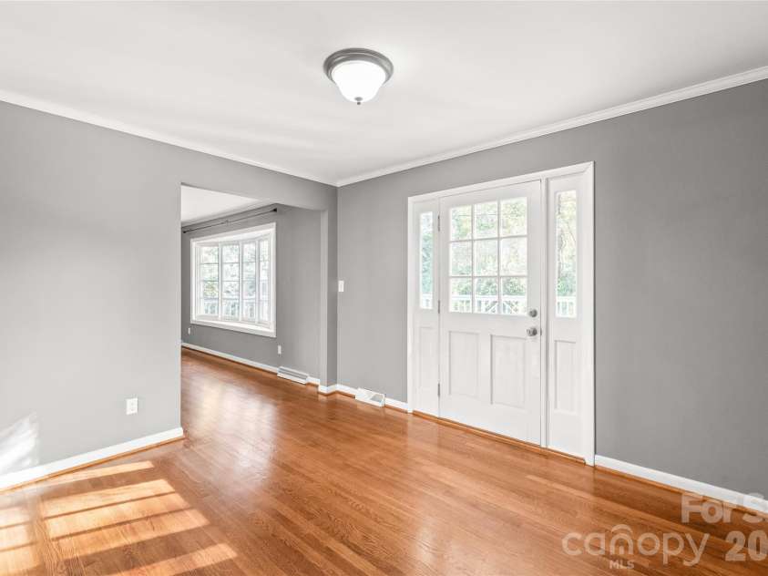 1612 Redcoat Drive, Charlotte, NC 28211.  MLS# CAR4392335, YatesRealty ID 31141. 
