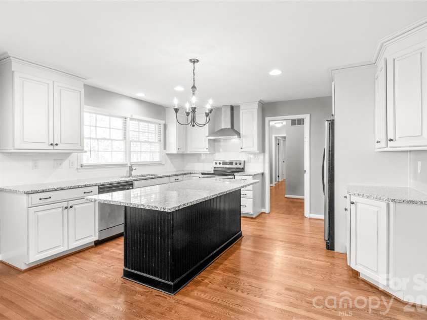 1612 Redcoat Drive, Charlotte, NC 28211.  MLS# CAR4392335, YatesRealty ID 31141. 