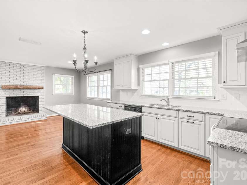 1612 Redcoat Drive, Charlotte, NC 28211.  MLS# CAR4392335, YatesRealty ID 31141. 