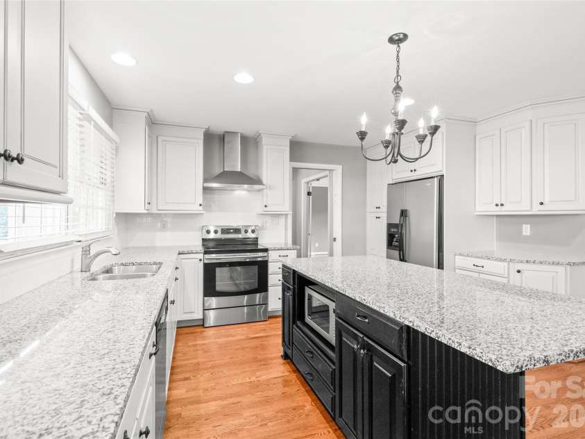 1612 Redcoat Drive, Charlotte, NC 28211.  MLS# CAR4392335, YatesRealty ID 31141. 