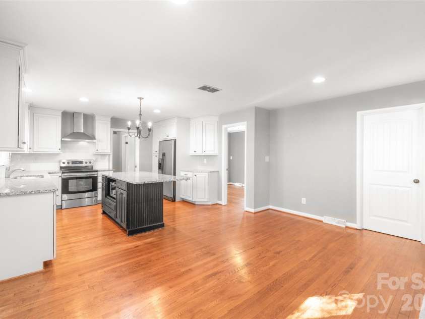 1612 Redcoat Drive, Charlotte, NC 28211.  MLS# CAR4392335, YatesRealty ID 31141. 