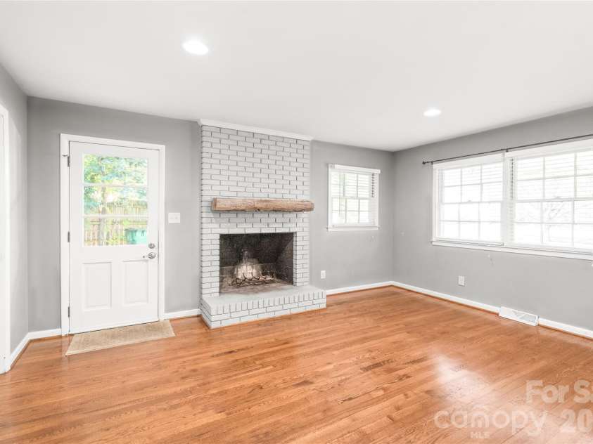 1612 Redcoat Drive, Charlotte, NC 28211.  MLS# CAR4392335, YatesRealty ID 31141. 