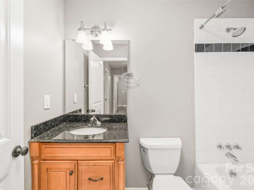 1612 Redcoat Drive, Charlotte, NC 28211.  MLS# CAR4392335, YatesRealty ID 31141. 