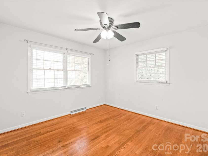 1612 Redcoat Drive, Charlotte, NC 28211.  MLS# CAR4392335, YatesRealty ID 31141. 