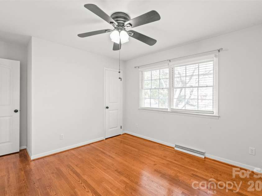 1612 Redcoat Drive, Charlotte, NC 28211.  MLS# CAR4392335, YatesRealty ID 31141. 