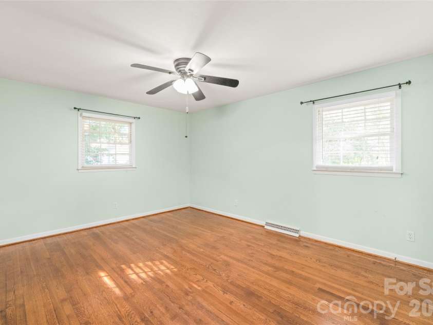 1612 Redcoat Drive, Charlotte, NC 28211.  MLS# CAR4392335, YatesRealty ID 31141. 