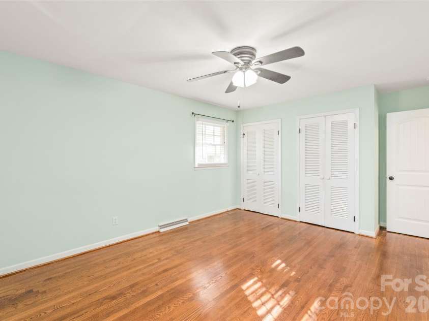1612 Redcoat Drive, Charlotte, NC 28211.  MLS# CAR4392335, YatesRealty ID 31141. 